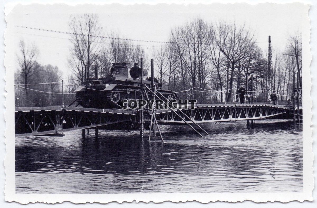 Foto Panzer Tank über Notbrücke Pioniere
