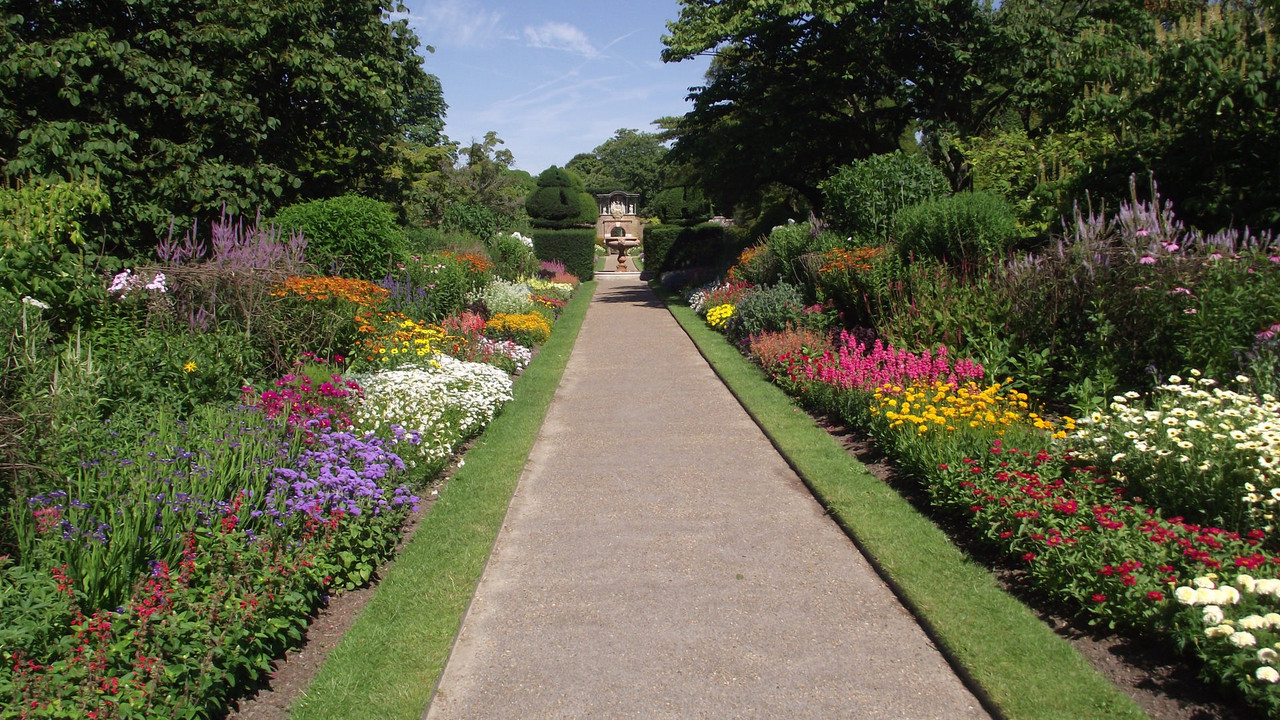 [Image: 2014-07-16-Nymans-04-Wall-Garden-Summer-Borders.jpg]