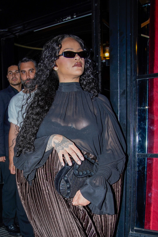 Rihanna Cesar Rest Paris52