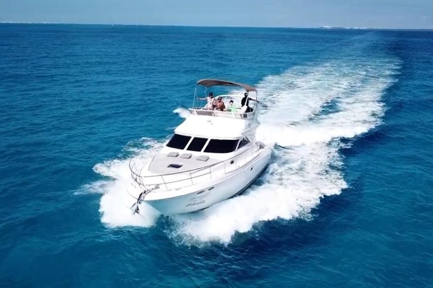 University 46 ft yacht rental Cancun - Sound system and entertainment area for yacht parties and celebrations