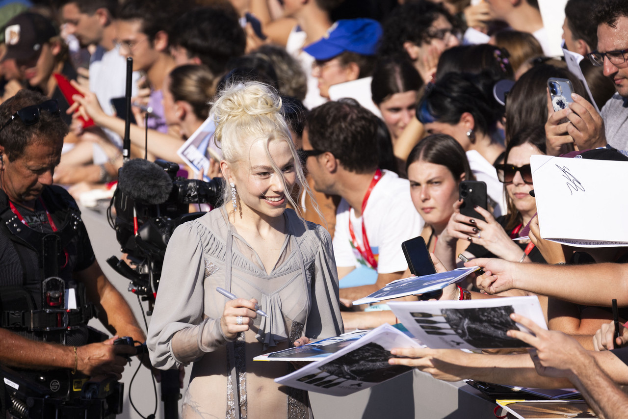 Phoebe Bridgers See Through Primetime83VFF41
