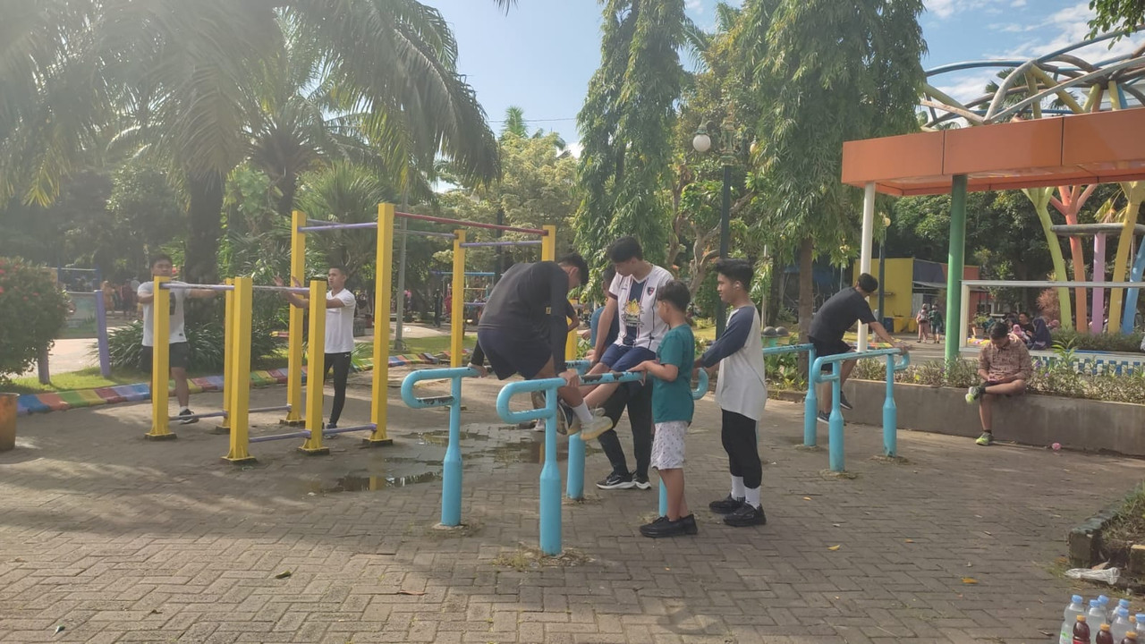 Fasilitas sarana olah raga di Alun-alun Lamongan yang bisa dinikmati saat akhir pekan.