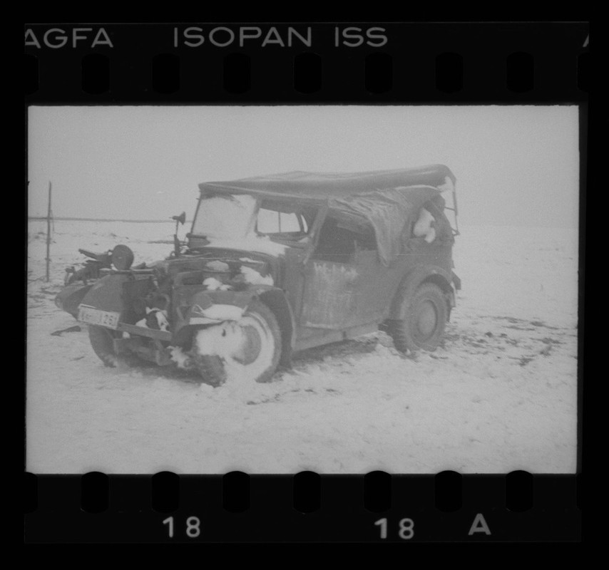 zerstörtes Auto im Winter