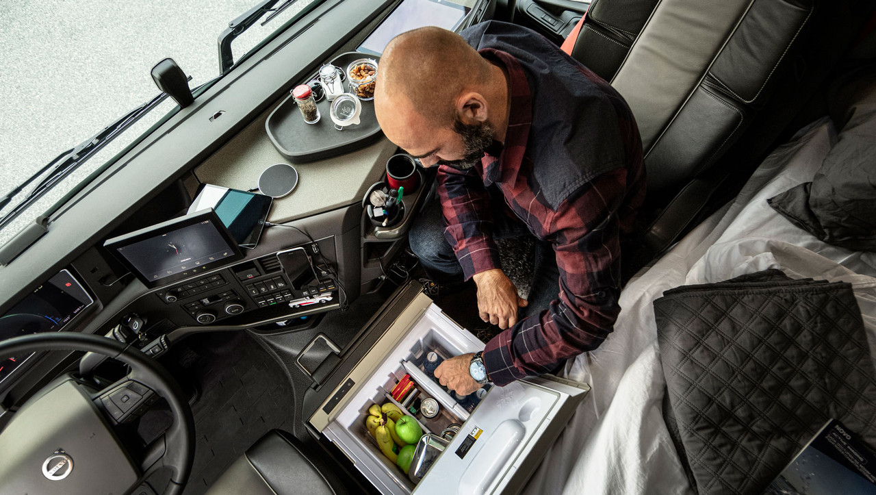 1860x1050-R2A8719-FH-driver-and-interior