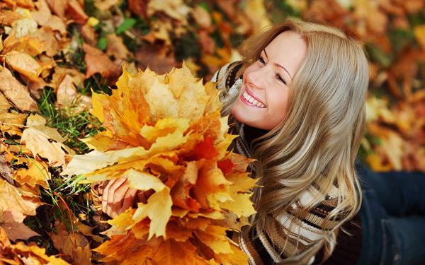 girl-autumn-leaves-1920x1200-Copy.jpg