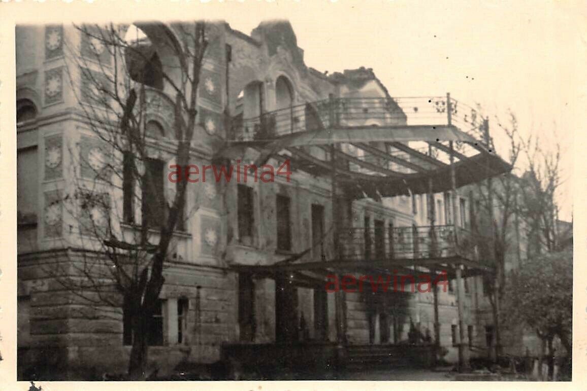 Zerstörte Palais am Lustgarten in Staraja Russland Ostfront