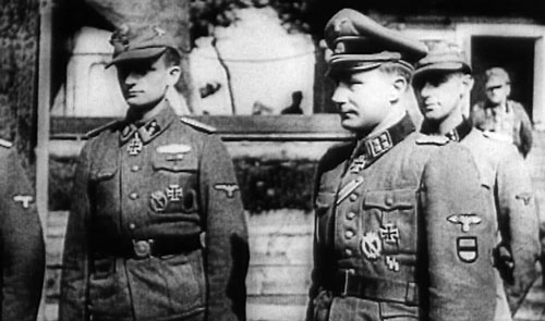 Oficiales estonios de las Waffen-SS. Obsérvese la bandera de Estonia en el hombro