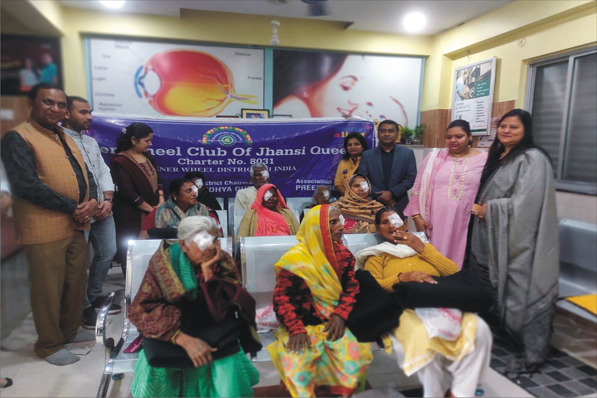 निशुल्क नेत्र प्रशिक्षण कर दवाइयां की वितरित 