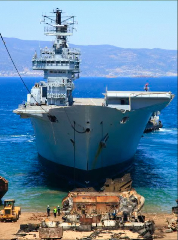 HMS Ark Royal Прибытие в Алиагу 10 июня 2013.