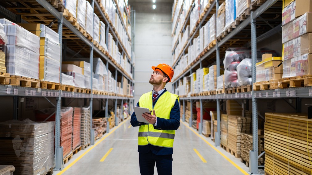 Современный склад строительных материалов с правильной организацией хранения и зонированием