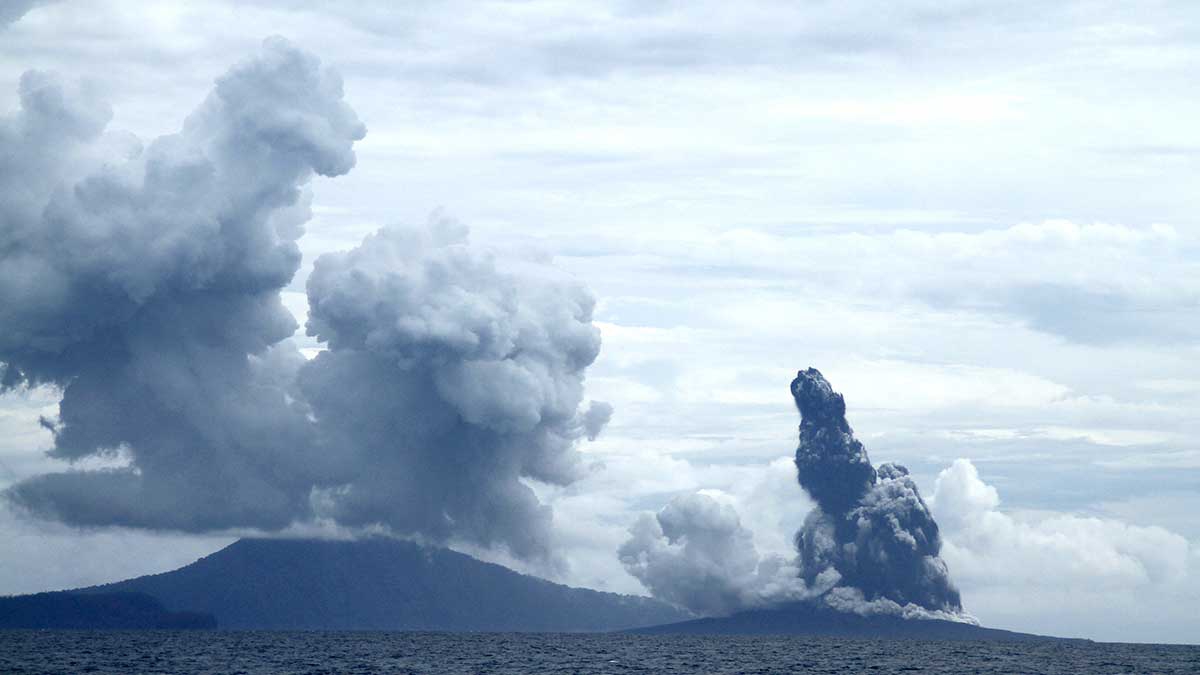 El Krakatoa hizo erupción y lanza monumental columna de cenizas