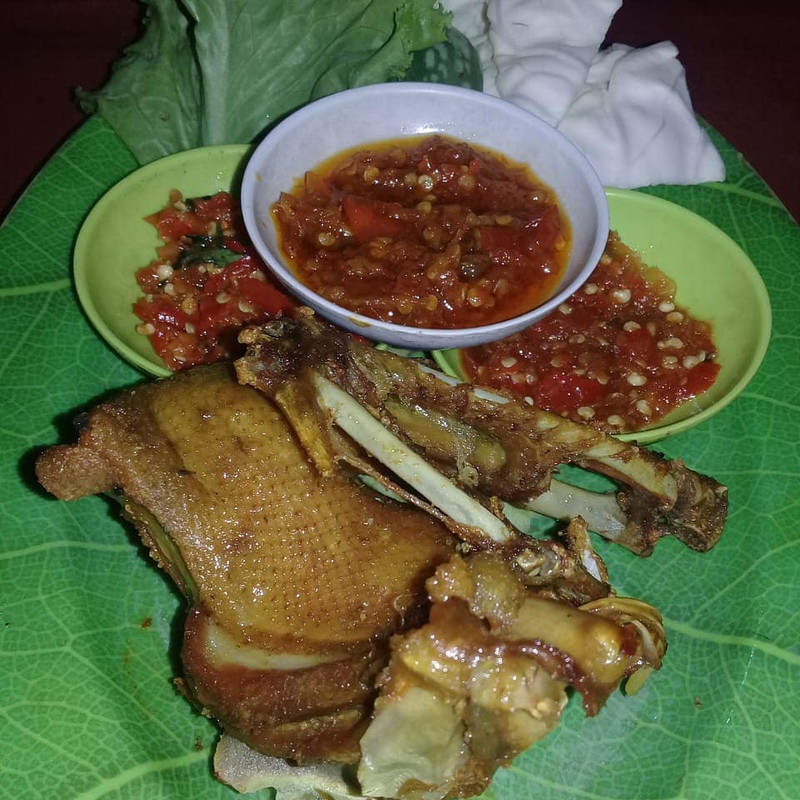 Mail Lesehan, pilihan tempat makan malam enak di Jakarta Selatan yang tawarkan menu penyetan dengan berbagai pilihan lauk dan tiga jenis sambal.
