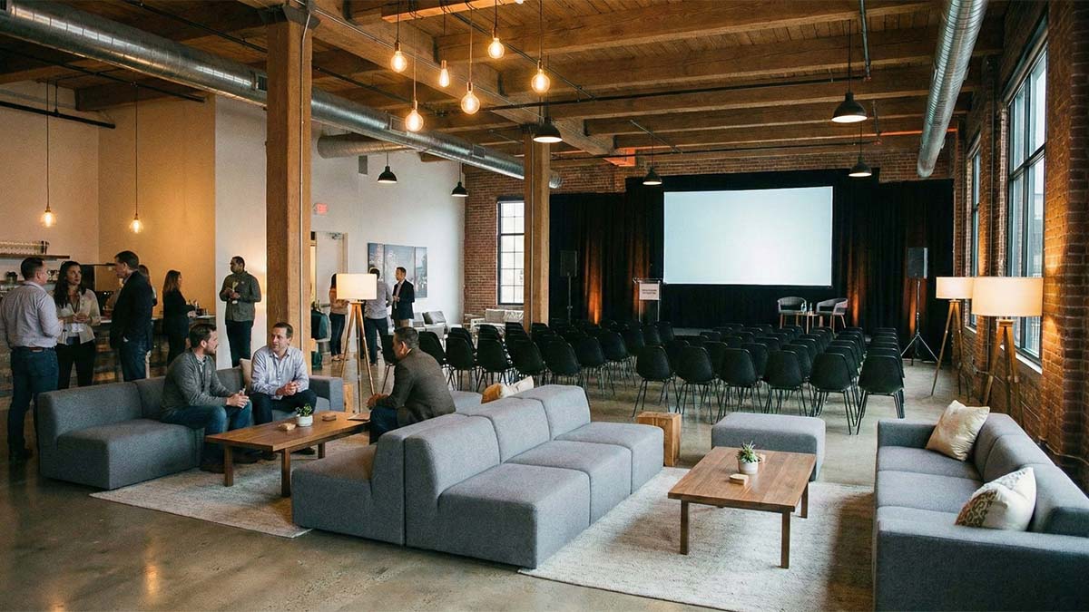 Зонирование корпоративного мероприятия: сочетание лаунж-зоны и конференц-рассадки