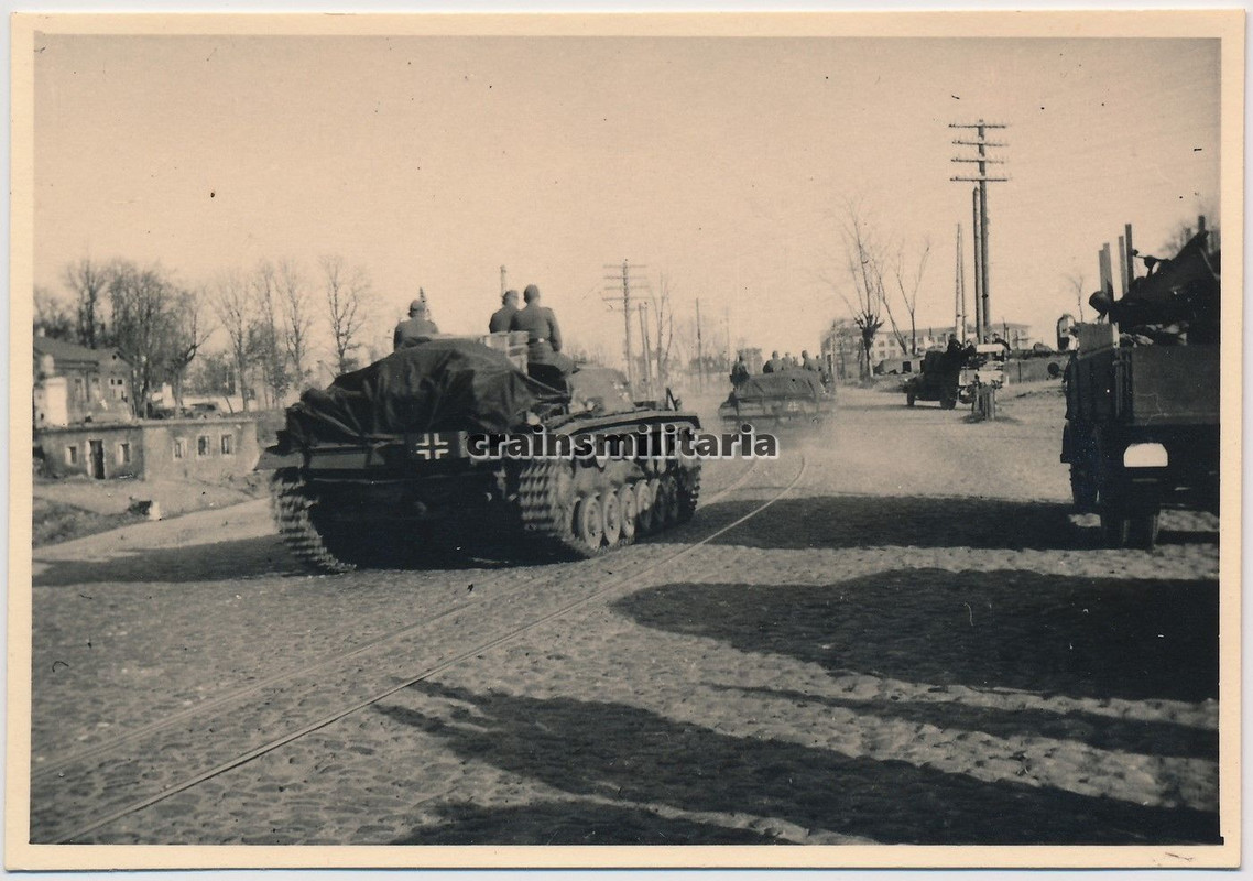 Orig. Foto Sturmgeschütz StuG III b. Wegweiser i