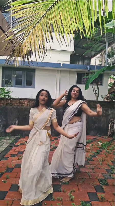 kerala mom and daughter sexy anvel in white saree mp4 snapshot 00 12 439