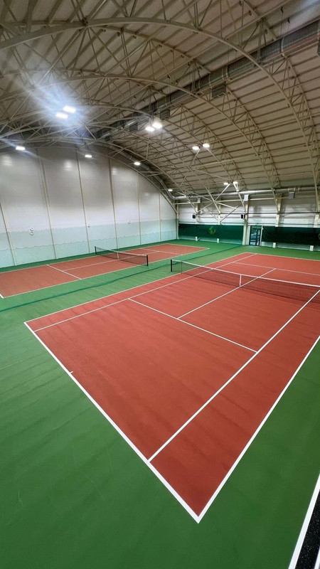 Теннисный корт Две ракетки