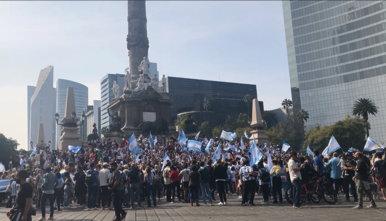 Qatar 2022: Hinchas de la selección argentina visten al Ángel de albiceleste