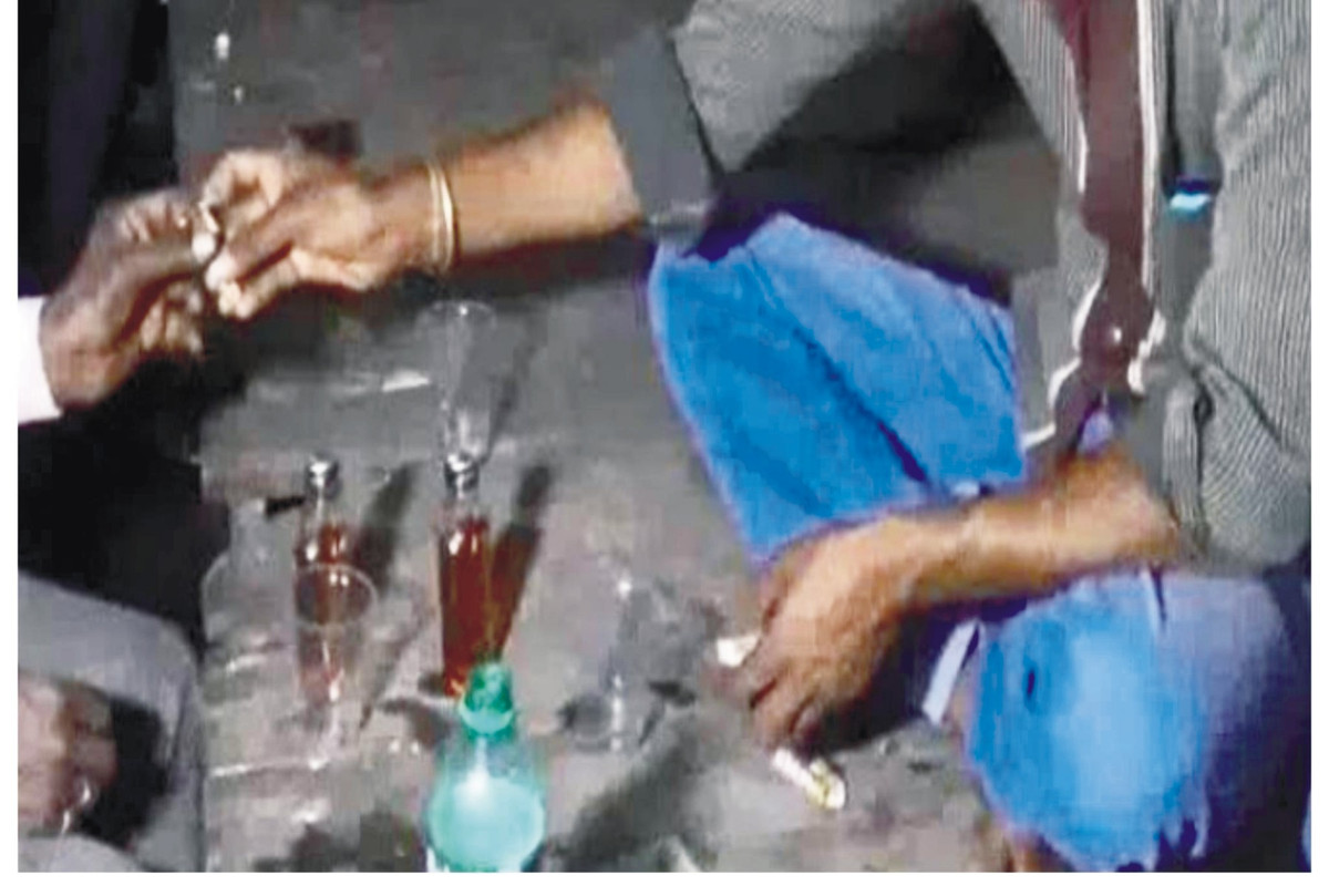 विश्बविद्यालय चौकी क्षेत्र :- सूर्य अस्त शराबी मस्त, कारखास के रहमोकरम पर शराबियो की बल्ले बल्ले 