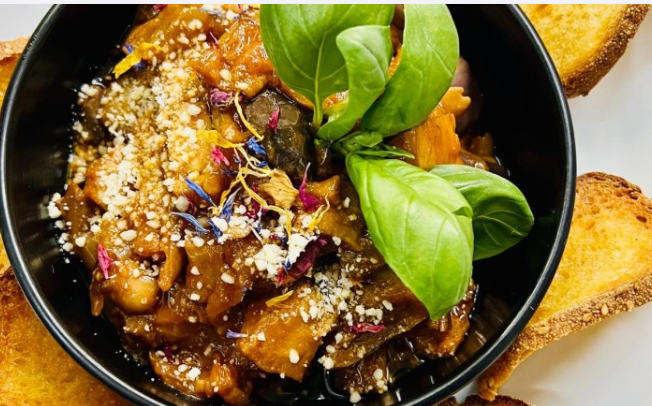 Caponata siciliana con crostini di pane casereccio