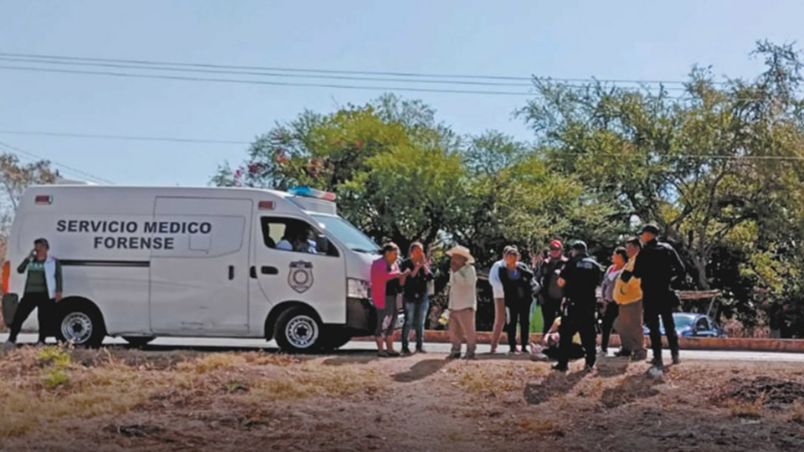 Asesinan a balazos a un hombre y abandonan colgado en una finca en Morelos