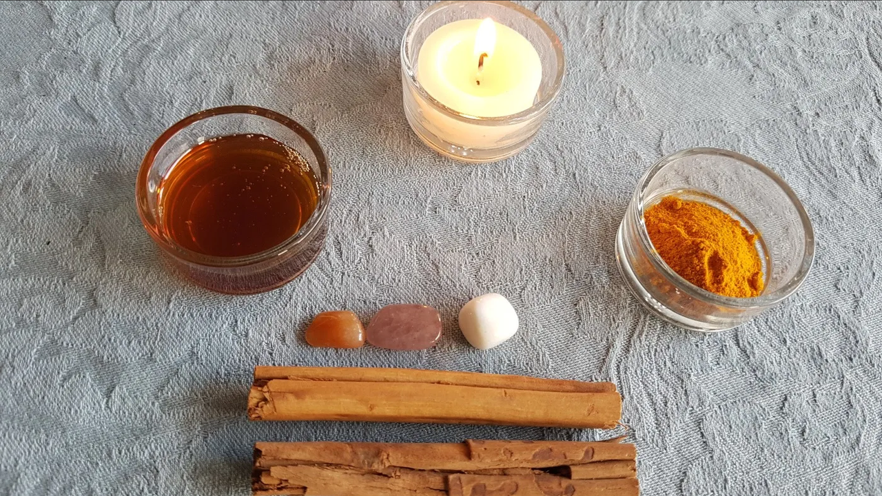 Ritual con miel, canela y una vela para atraer mucho dinero