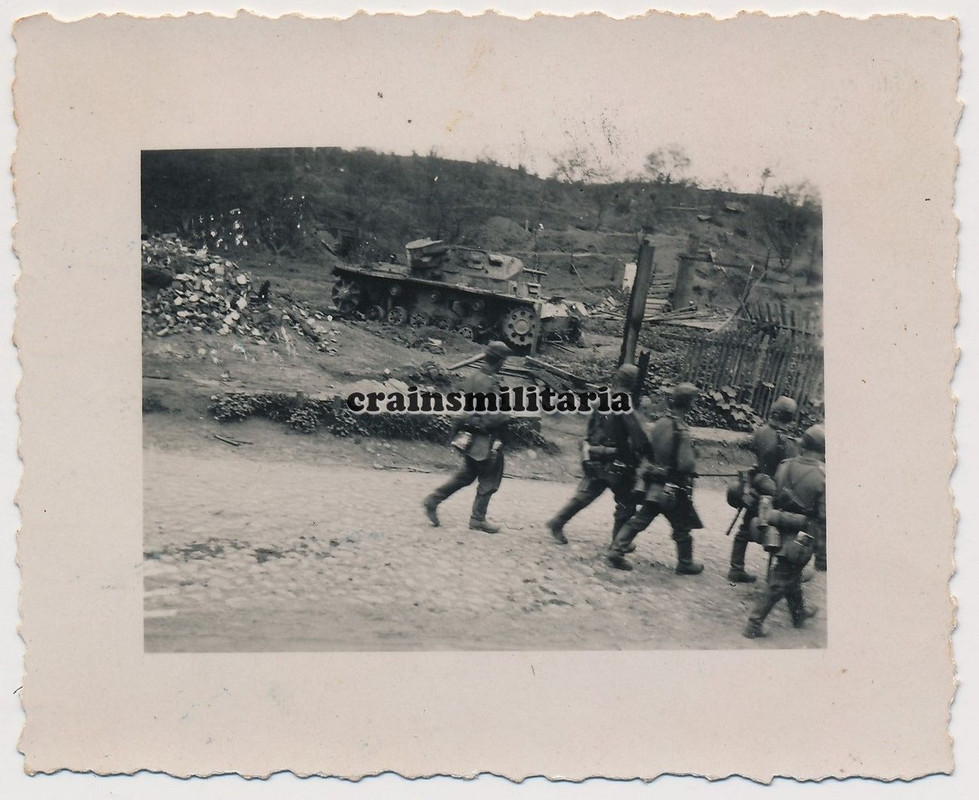 Orig. Foto Vormarsch 17.ID bei zerstörte Panzer III Tank in Russ