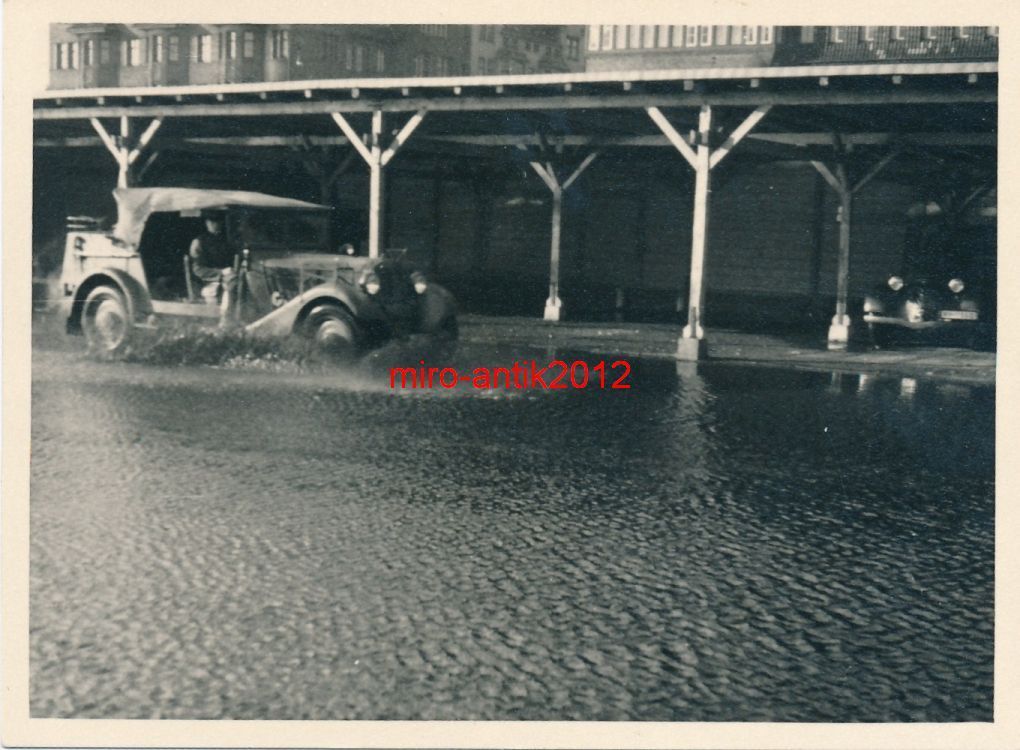 Wehrmacht, Kübel rast durch überschwemmte Strass