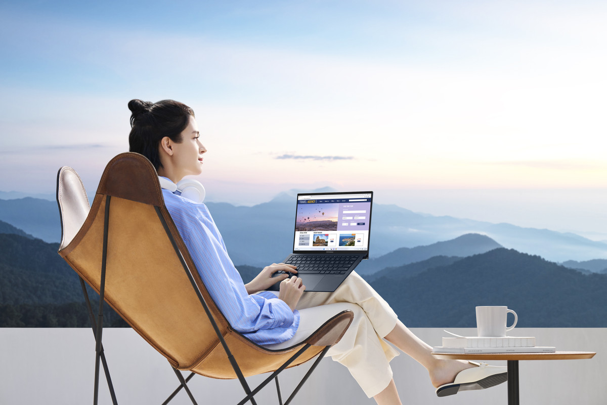 Zenbook-S-13-OLED-UX5304-Scenario-photo-HR-10.jpg