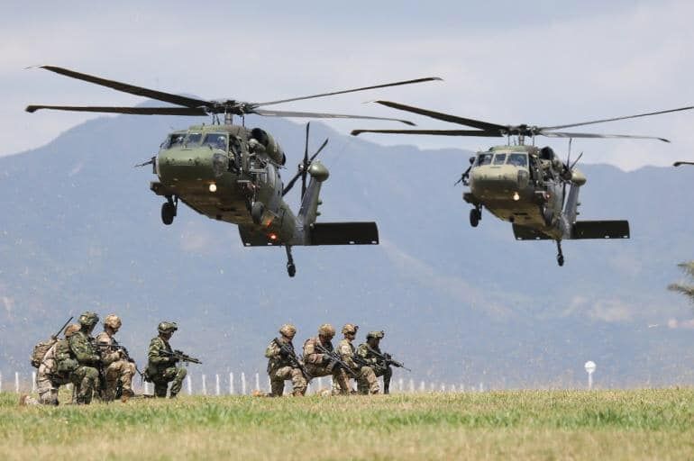 Armée Colombienne / Military Forces of Colombia / Fuerzas Militares de Colombia - Page 14 US-ARMY-82nd-Airborne-Division-Paratroopers-Dynamic-Force-Exerci