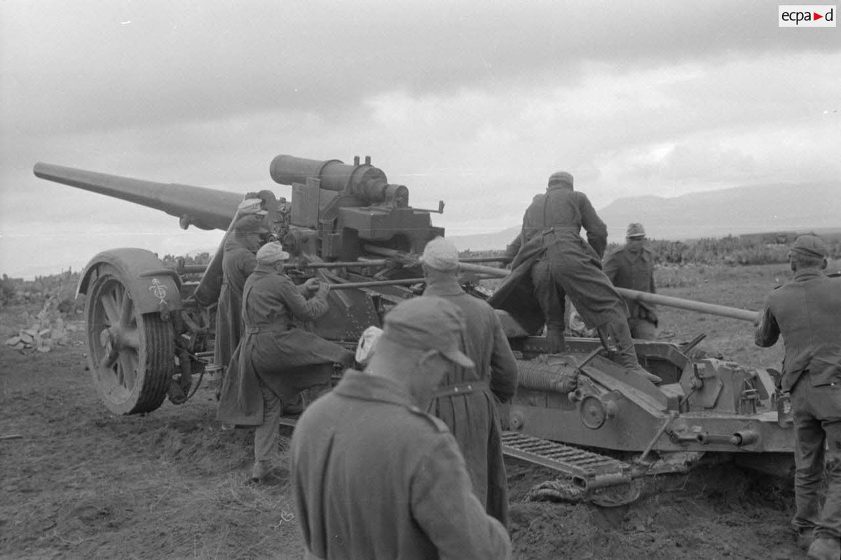 Une pièce de 17 cm K18 appartenant au Afrika-Artillerie-Regiment 2 sous le commandement d'un Leutnan