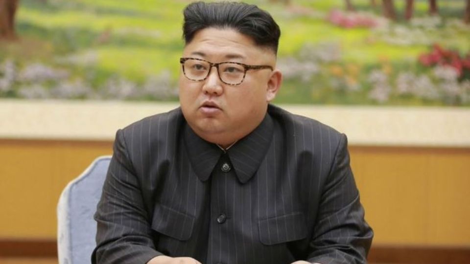 Mientras Kim Jong-un supervisa lanzamiento de misiles; internautas se burlan de su aspecto