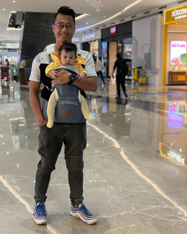 Eza Gionino dan anaknya.