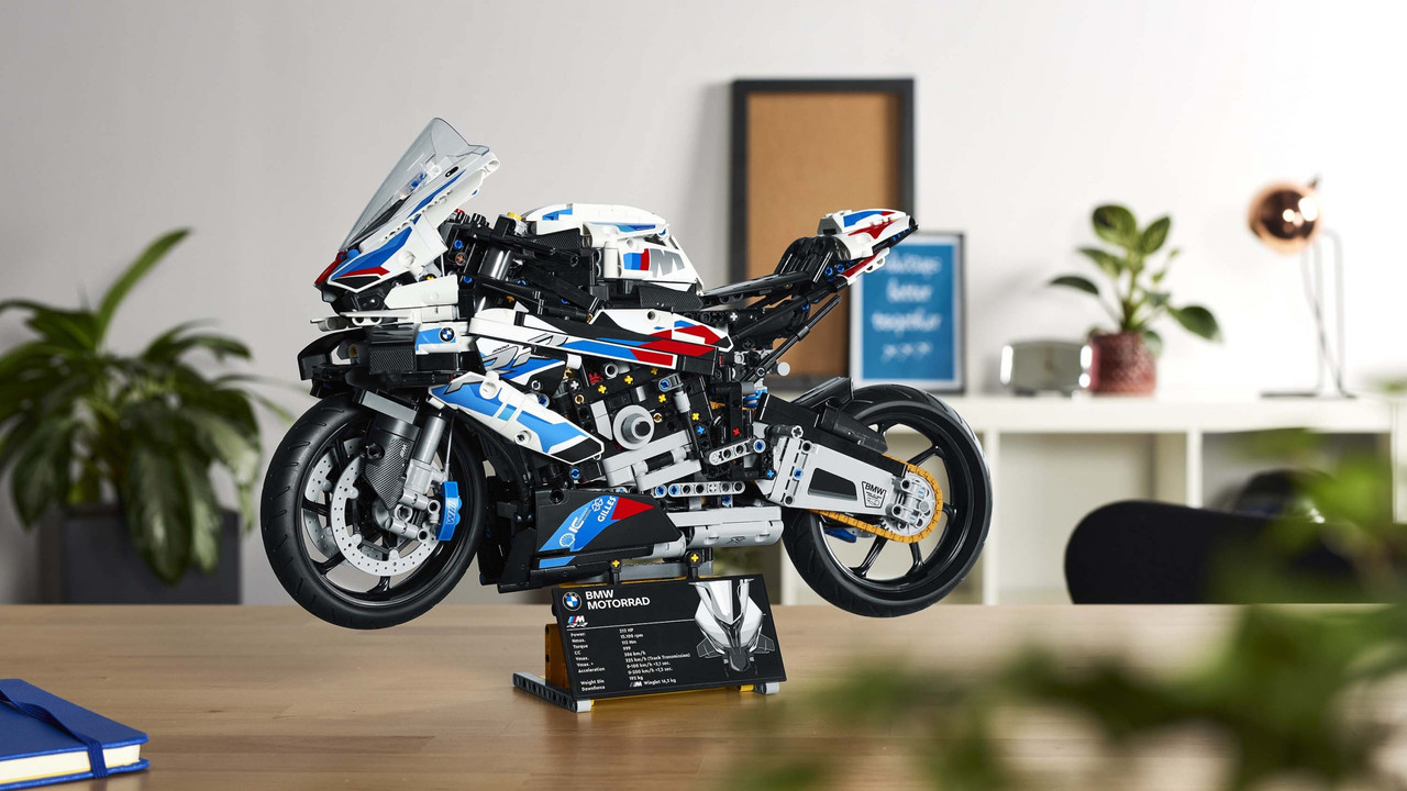 Конструктор LEGO BMW M1000RR Technic Set