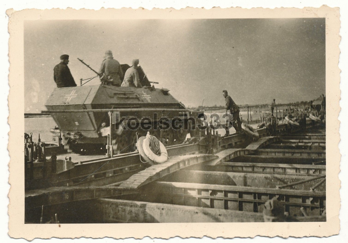 Foto Schützenpanzer Panzer Halbkette auf Ponton Brücke über den 