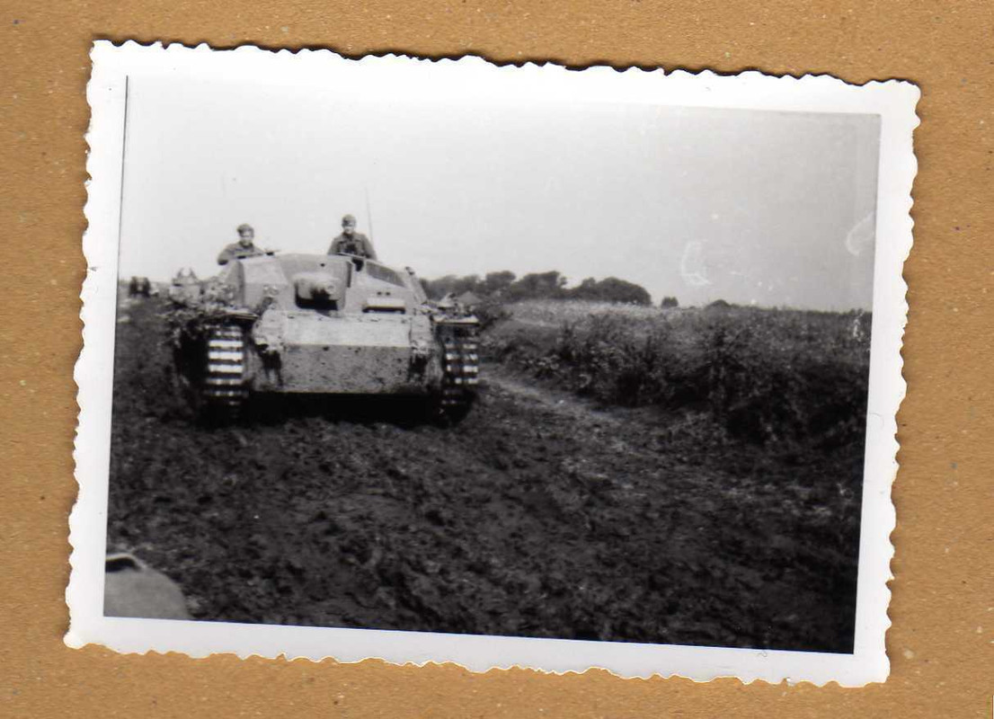 Foto Wehrmachts Soldaten mit Sturmgeschütz schöne Ansicht