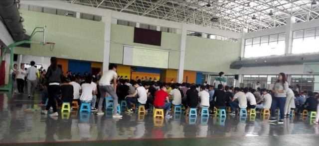 Как живут и сколько зарабатывают сборщики iPhone в Китае