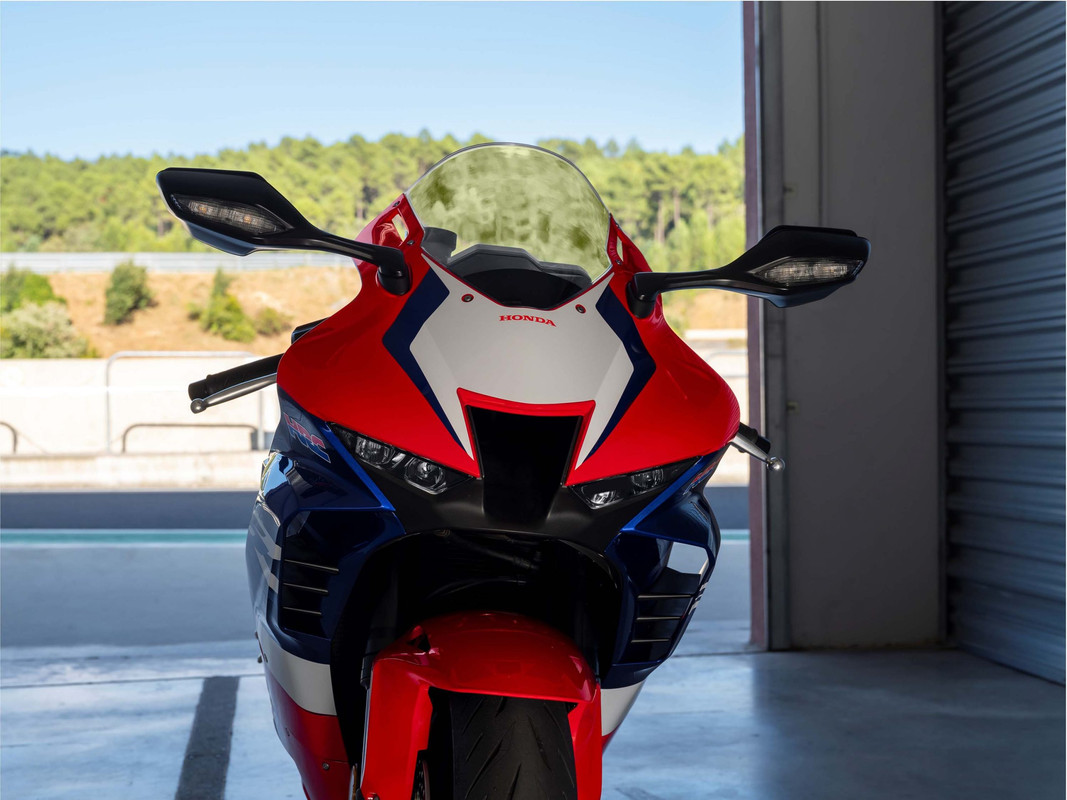 Спортбайк Honda CBR1000RR-R Fireblade 2022