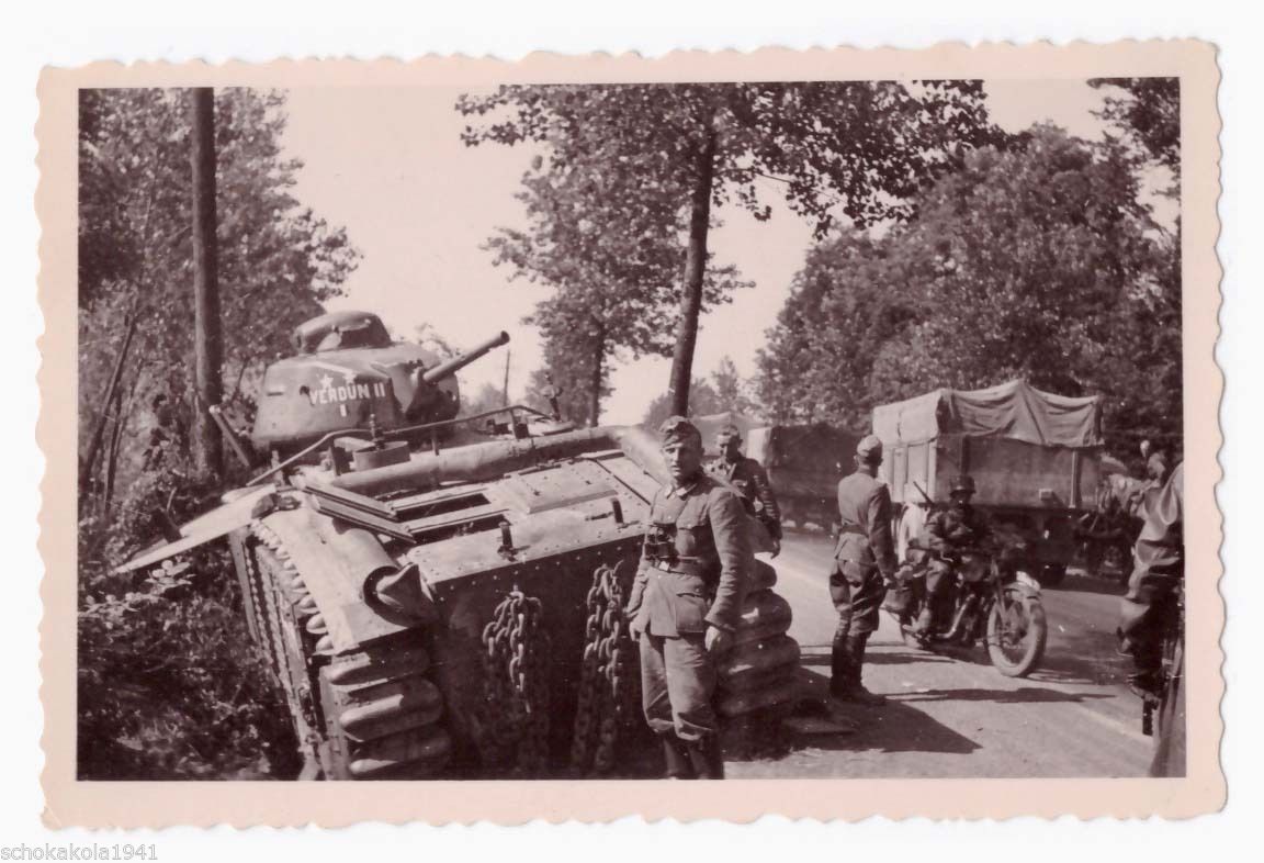 Original Foto Wehrmacht bei zerstörter Panzer Ty