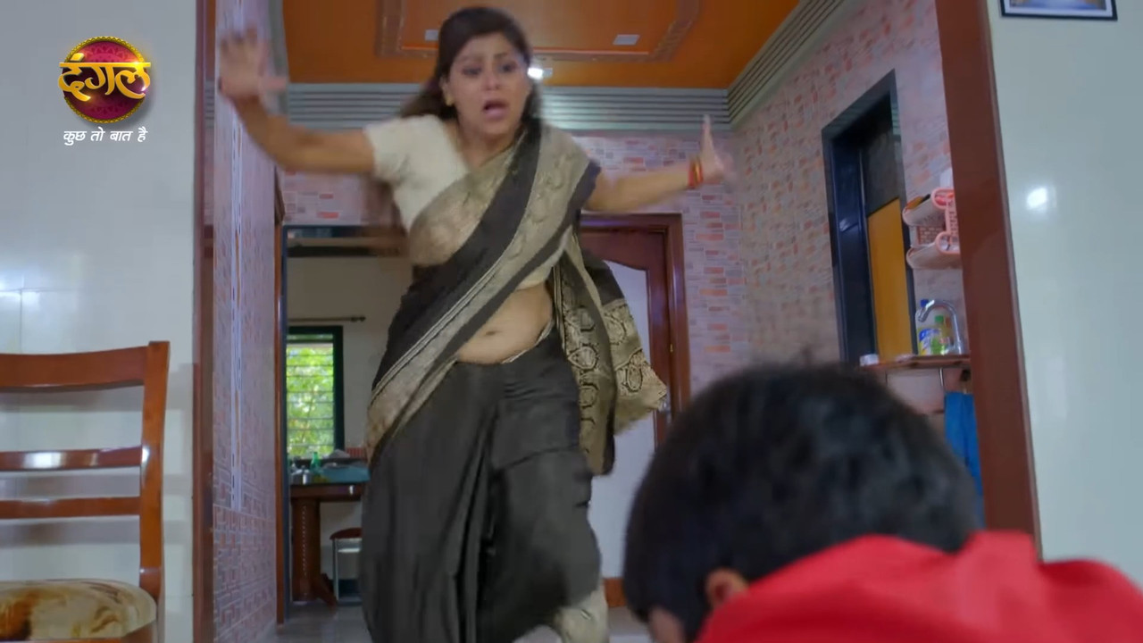 chubby serial actress sexy navel slips in saree.mkv_snapshot_00.14.121