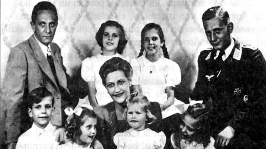 Joseph Goebbels, izquierda y Magda con sus seis hijos y Harald, hijo de ella del primer matrimonio