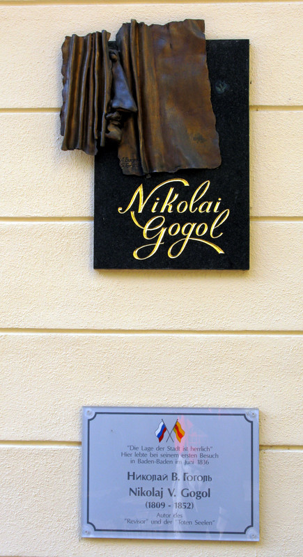 Nikolaj-V-Gogol-Relief-und-Tafel-am-Rathaus-in-Baden-Baden-mit-Inschrift