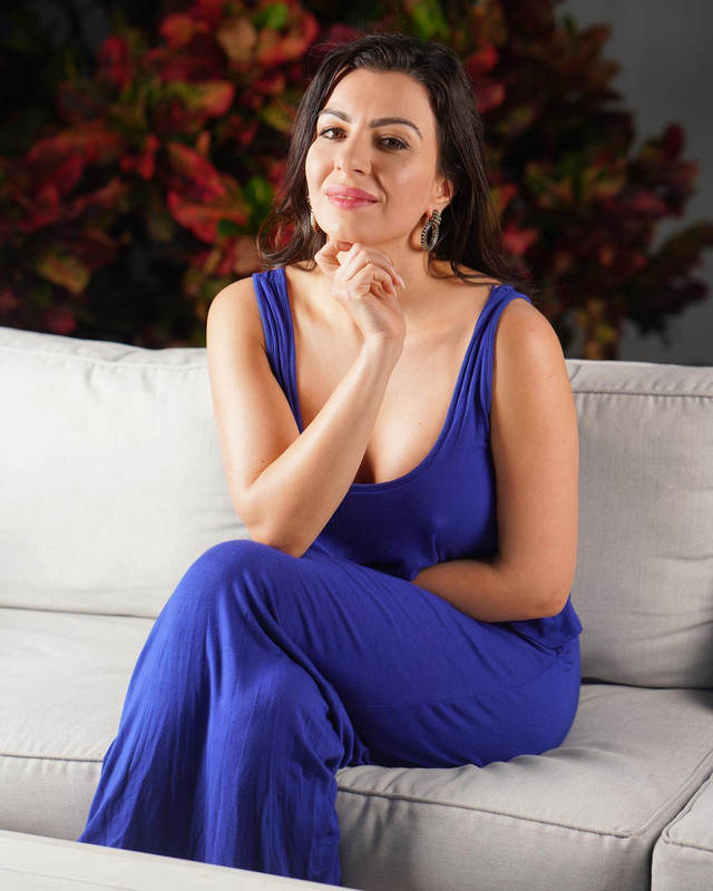 الينا انجل تظهر بجمال طبيعي وجريء Arabic-alinaangel-1717281624309