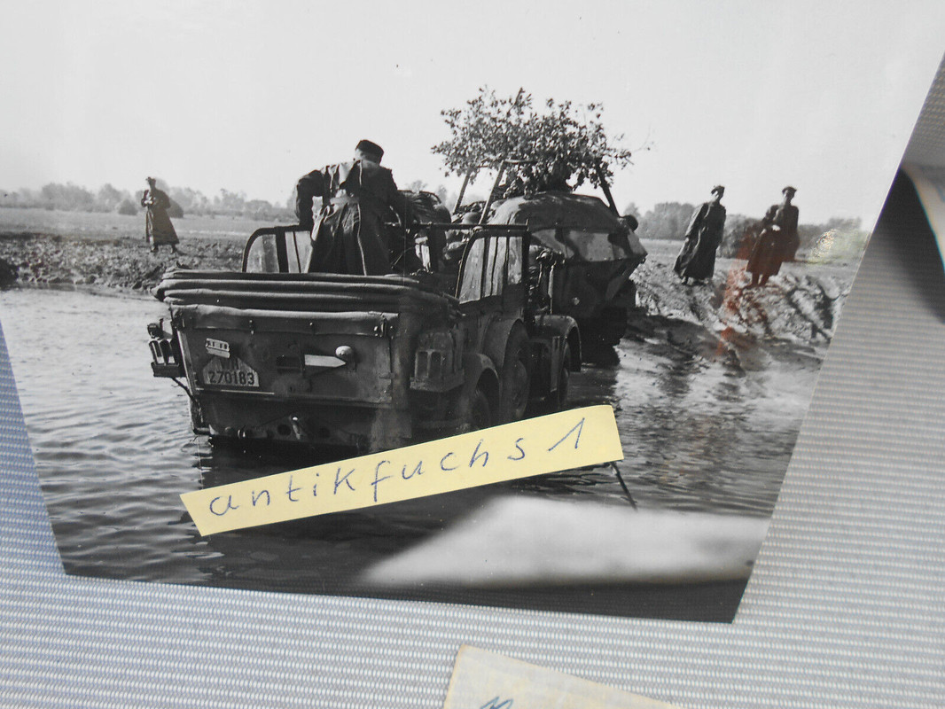 WH-Funk Schützen-Panzer und Kübelwagen im Fluß in Kurland 1944