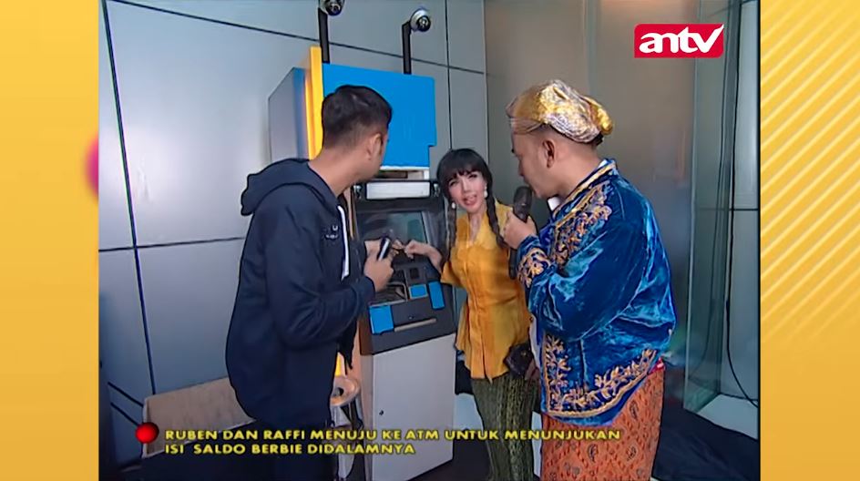 Raffi Ahmad dan Ruben Onsu membongkar isi saldo ATM milik Barbie Kumalasari di acara Pesbukers