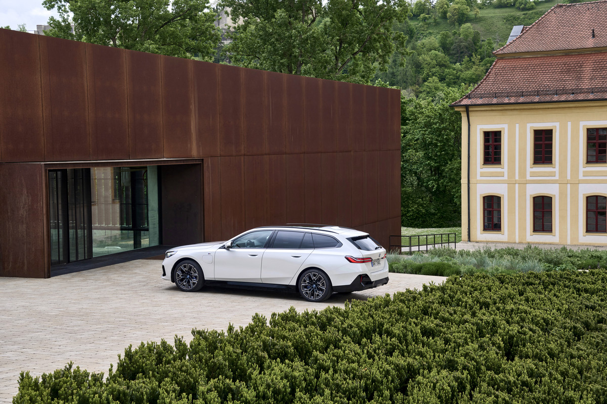 P90551937_highRes_the-new-bmw-530e-tou