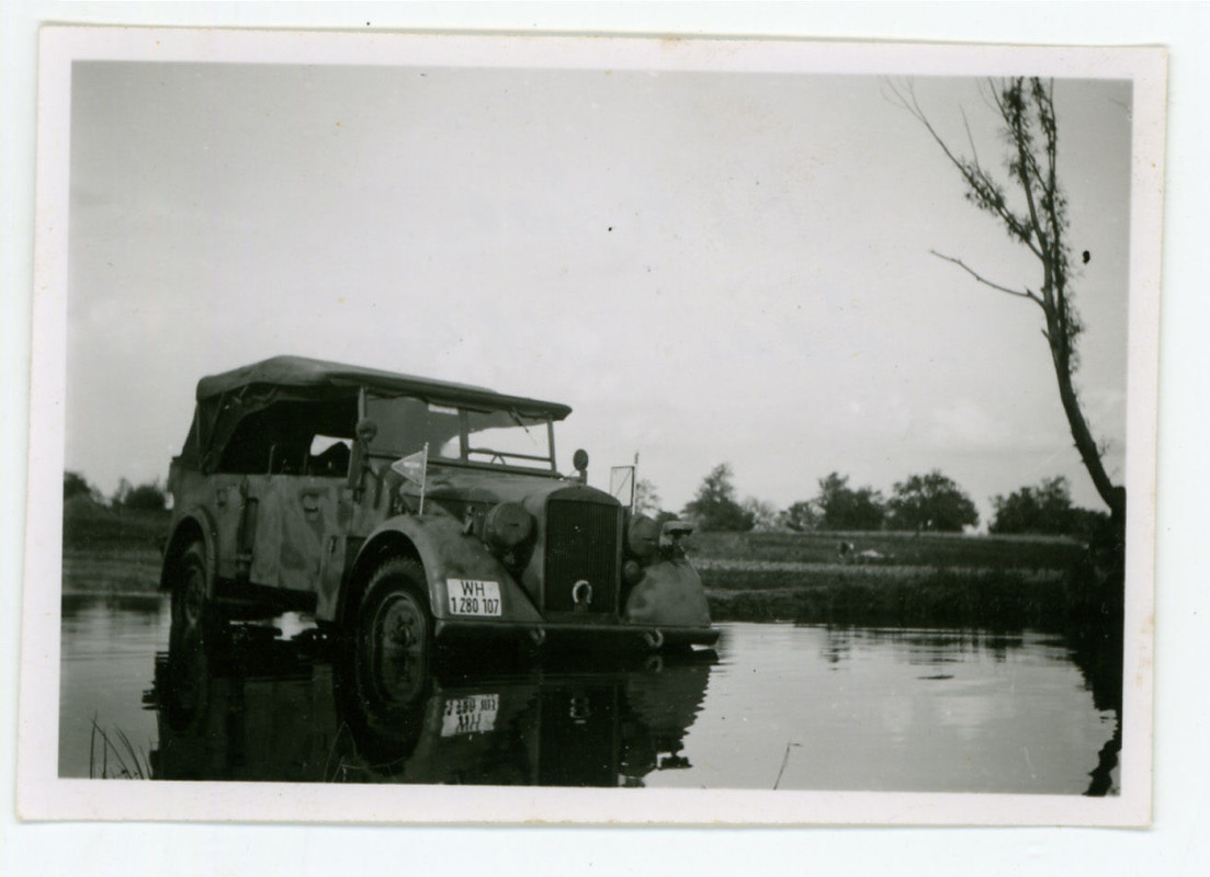 Foto SdKfz GD Kübelwagen Groß-Deutschland,Fahne 