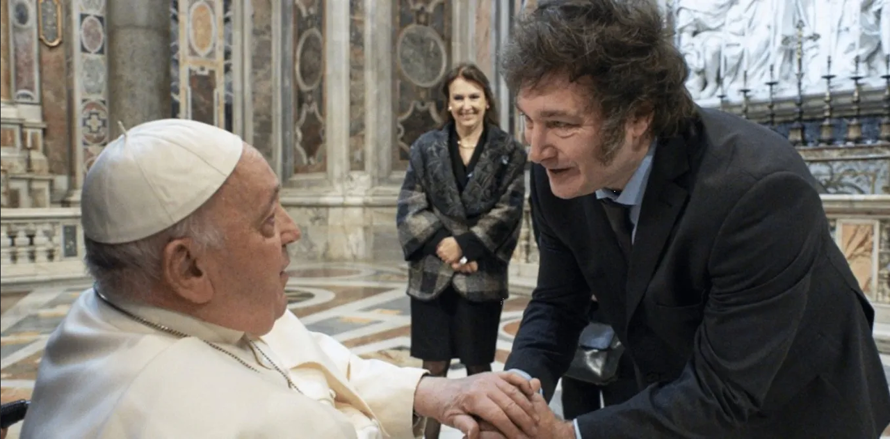 Papa Francisco recibe con abrazos a Javier Milei en El Vaticano (Video)