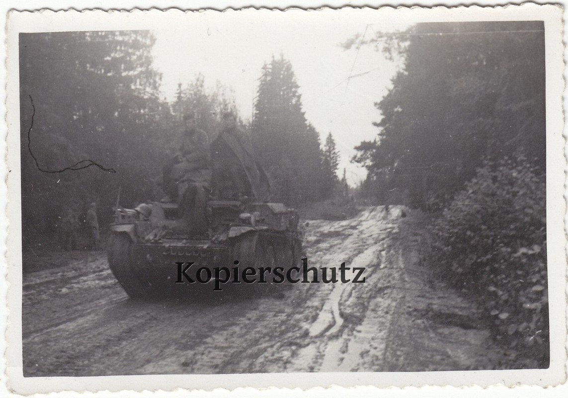 Panzer mit Panzermänner in Fahrt durch Matsch im Wald Waldlager Mantel Tank