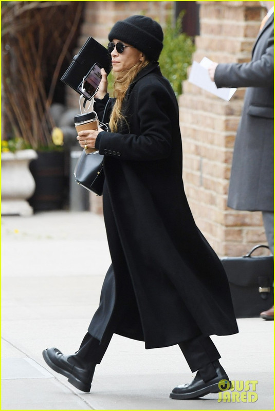 mary-kate-olsen-bundles-up-in-all-black-05