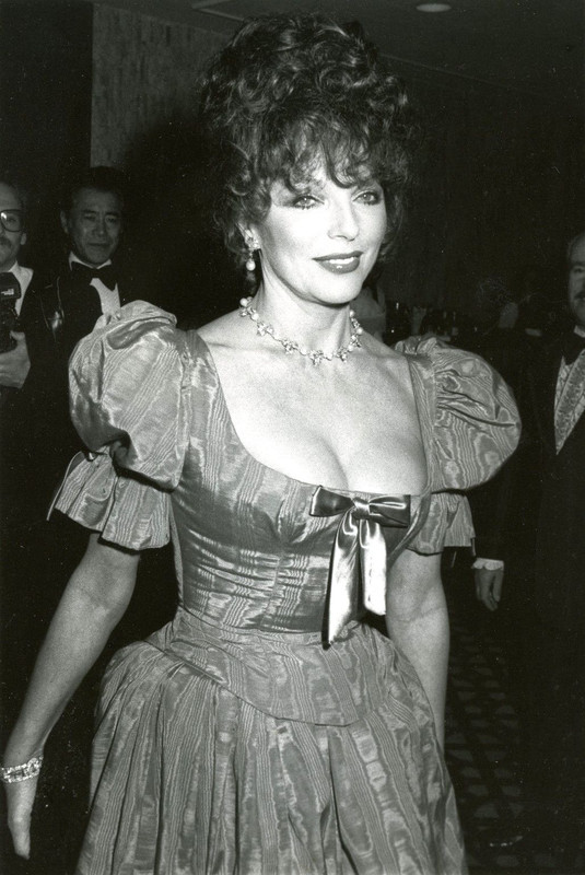 Joan_Collins_h25